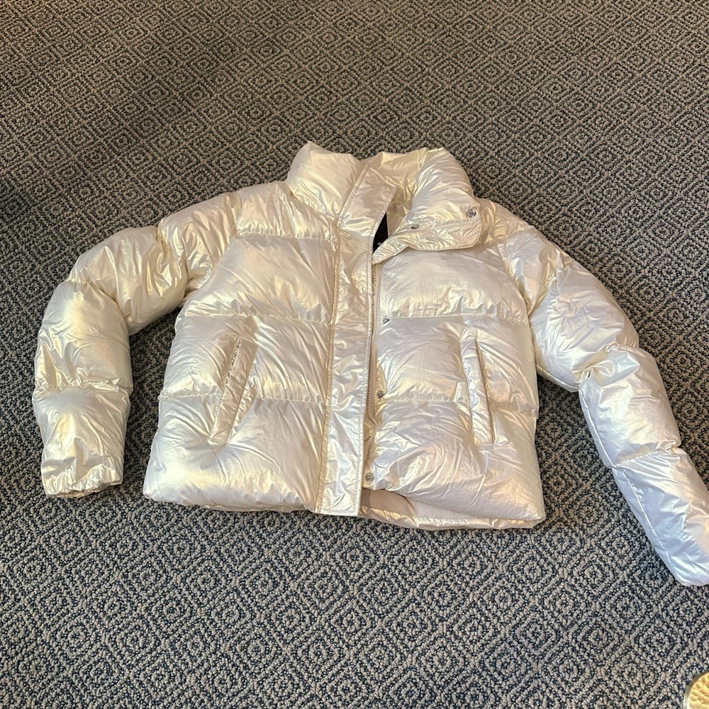 NOIZE shiny pearl white puffer jacket